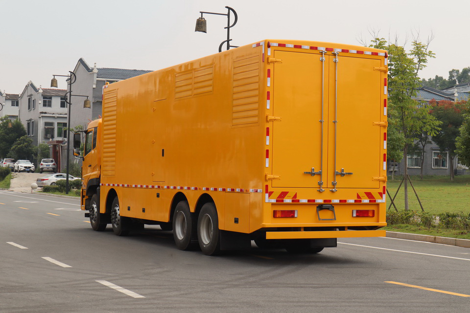 東風前四后八移動電源車